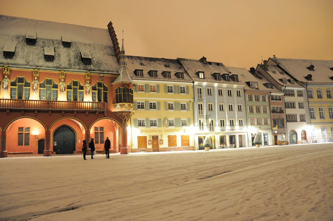 Das Oberkirch am Münsterplatz bei Nacht im Winter mitten in der Innenstadt Freiburgs